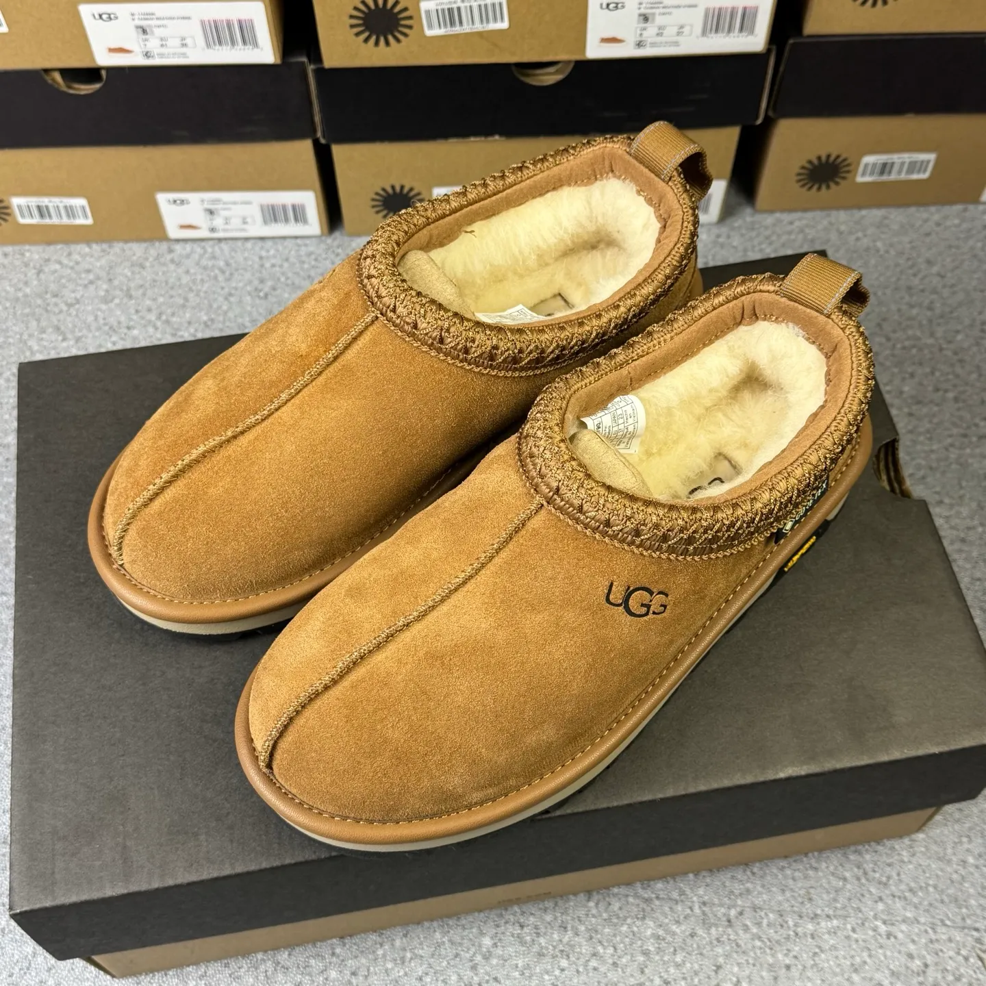 Pick up locally 💰520. The core recommendation is good price. The platform is exclusively for foreign trade. UGG Tasman GTX winter neutral snow shoes 1172790. Produced by ten-year-old brand shoemaking factory production line. Pay attention to every detail. Longfeng A-grade genuine sheep fur. Completely built in accordance with the ZP process. Size: 35 36 37 38 39 40 41 42 43 44 45